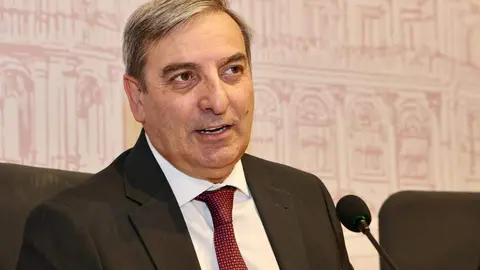 El consejero de Movilidad y Transformación Digital, José Luis Sanz Merino, firma junto al alcalde de León, José Antonio Diez, un convenio para la extensión de fibra para comunicaciones cuánticas en la ciudad. Foto: Campillo