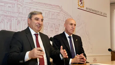 El consejero de Movilidad y Transformación Digital, José Luis Sanz Merino, firma junto al alcalde de León, José Antonio Diez, un convenio para la extensión de fibra para comunicaciones cuánticas en la ciudad. Foto: Campillo