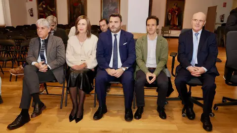 El consejero de Movilidad y Transformación Digital, José Luis Sanz Merino, firma junto al alcalde de León, José Antonio Diez, un convenio para la extensión de fibra para comunicaciones cuánticas en la ciudad. Foto: Campillo