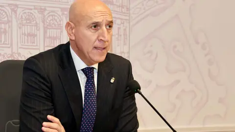 El consejero de Movilidad y Transformación Digital, José Luis Sanz Merino, firma junto al alcalde de León, José Antonio Diez, un convenio para la extensión de fibra para comunicaciones cuánticas en la ciudad. Foto: Campillo