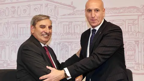 El consejero de Movilidad y Transformación Digital, José Luis Sanz Merino, firma junto al alcalde de León, José Antonio Diez, un convenio para la extensión de fibra para comunicaciones cuánticas en la ciudad. Foto: Campillo