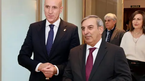 El consejero de Movilidad y Transformación Digital, José Luis Sanz Merino, firma junto al alcalde de León, José Antonio Diez, un convenio para la extensión de fibra para comunicaciones cuánticas en la ciudad. Foto: Campillo