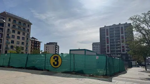 Solar en el que se levantará la Torre Universidad 3, una de las cuatro que conforman el proyecto residencial que está redefiniendo el entorno del campus de Vegazana. Foto: Silvia García.