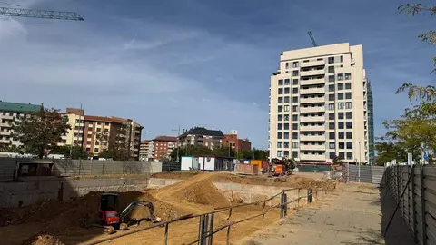 Solar en el que se levantará la Torre Universidad 3, una de las cuatro que conforman el proyecto residencial que está redefiniendo el entorno del campus de Vegazana. Foto: Silvia García.