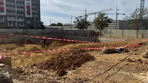Solar en el que se levantará la Torre Universidad 3, una de las cuatro que conforman el proyecto residencial que está redefiniendo el entorno del campus de Vegazana. Foto: Silvia García.