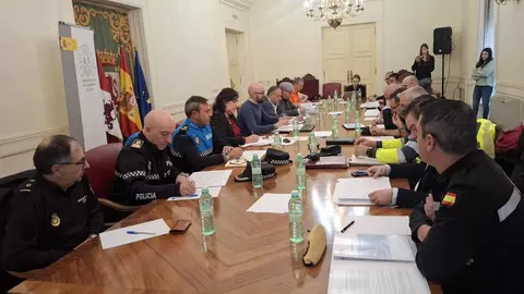 El subdelegado del Gobierno en León, Héctor Alaiz Moretón, presentó este jueves el plan de vialidad invernal 2025-2026, que desplegará más de un centenar de equipos y 54 infraestructuras en toda la provincia para hacer frente a las nevadas y heladas.