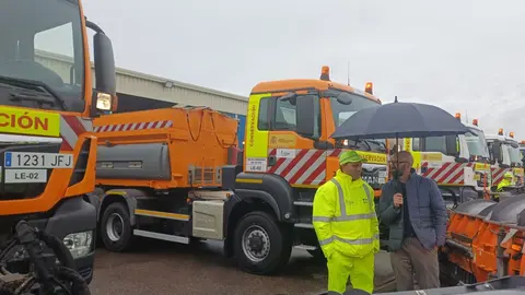 El subdelegado del Gobierno en León, Héctor Alaiz Moretón, presentó este jueves el plan de vialidad invernal 2025-2026, que desplegará más de un centenar de equipos y 54 infraestructuras en toda la provincia para hacer frente a las nevadas y heladas.