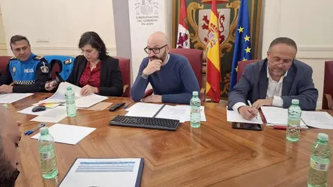 El subdelegado del Gobierno en León, Héctor Alaiz Moretón, presentó este jueves el plan de vialidad invernal 2025-2026, que desplegará más de un centenar de equipos y 54 infraestructuras en toda la provincia para hacer frente a las nevadas y heladas.