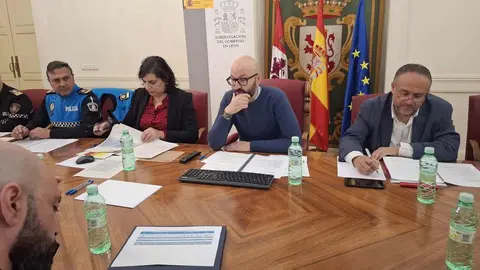El subdelegado del Gobierno en León, Héctor Alaiz Moretón, presentó este jueves el plan de vialidad invernal 2025-2026, que desplegará más de un centenar de equipos y 54 infraestructuras en toda la provincia para hacer frente a las nevadas y heladas.