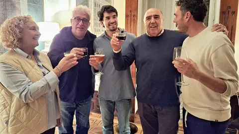 La Casa de León en Madrid volvió a llenarse de actividad el jueves 13 de noviembre con una nueva edición de 'Entre Cortos y Tapinas', un afterwork que, según la organización, pretende ofrecer “un espacio para compartir ideas, proyectos y momentos agradables más allá del horario laboral”. La iniciativa reunió a decenas de jóvenes vinculados a la provincia en una tarde marcada por la conversación y la cercanía.