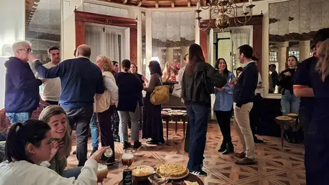 La Casa de León en Madrid volvió a llenarse de actividad el jueves 13 de noviembre con una nueva edición de 'Entre Cortos y Tapinas', un afterwork que, según la organización, pretende ofrecer “un espacio para compartir ideas, proyectos y momentos agradables más allá del horario laboral”. La iniciativa reunió a decenas de jóvenes vinculados a la provincia en una tarde marcada por la conversación y la cercanía.