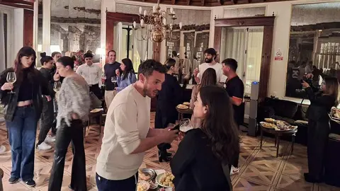 La Casa de León en Madrid volvió a llenarse de actividad el jueves 13 de noviembre con una nueva edición de 'Entre Cortos y Tapinas', un afterwork que, según la organización, pretende ofrecer “un espacio para compartir ideas, proyectos y momentos agradables más allá del horario laboral”. La iniciativa reunió a decenas de jóvenes vinculados a la provincia en una tarde marcada por la conversación y la cercanía.