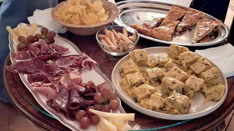 La Casa de León en Madrid volvió a llenarse de actividad el jueves 13 de noviembre con una nueva edición de 'Entre Cortos y Tapinas', un afterwork que, según la organización, pretende ofrecer “un espacio para compartir ideas, proyectos y momentos agradables más allá del horario laboral”. La iniciativa reunió a decenas de jóvenes vinculados a la provincia en una tarde marcada por la conversación y la cercanía.