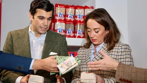 La consejera de Agricultura, Ganadería y Desarrollo Rural, María González Corral, visita las instalaciones de Legumbres Luengo. Foto: Campillo.