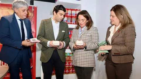 La consejera de Agricultura, Ganadería y Desarrollo Rural, María González Corral, visita las instalaciones de Legumbres Luengo. Foto: Campillo.