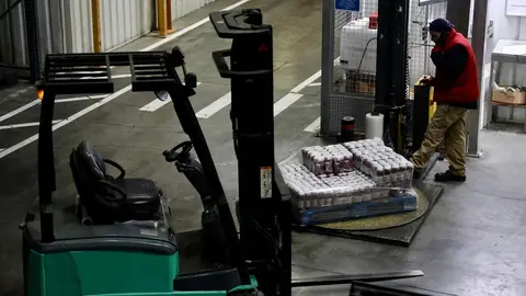 La consejera de Agricultura, Ganadería y Desarrollo Rural, María González Corral, visita las instalaciones de Legumbres Luengo. Foto: Campillo.