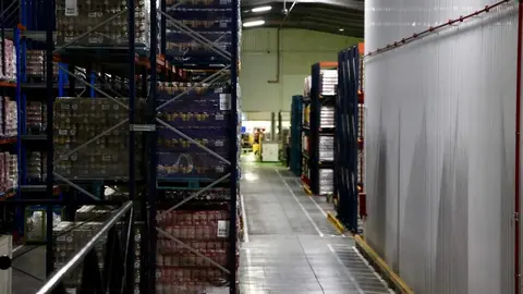 La consejera de Agricultura, Ganadería y Desarrollo Rural, María González Corral, visita las instalaciones de Legumbres Luengo. Foto: Campillo.