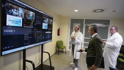 El gerente del área de salud del Bierzo, Juan Ortiz de Saracho(D), junto al jefe del Servicio de Urgencias, José Ramón Casal (I), y el presidente del Instituto de Ciencias de la Salud de Castilla y León, Alberto Caballero (C), durante la presentación del Centro de Simulación de la Gerencia de Asistencia Sanitaria del Bierzo. Foto: César Sánchez.