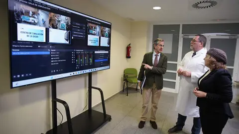 El gerente del área de salud del Bierzo, Juan Ortiz de Saracho(D), junto al jefe del Servicio de Urgencias, José Ramón Casal (I), y el presidente del Instituto de Ciencias de la Salud de Castilla y León, Alberto Caballero (C), durante la presentación del Centro de Simulación de la Gerencia de Asistencia Sanitaria del Bierzo. Foto: César Sánchez.