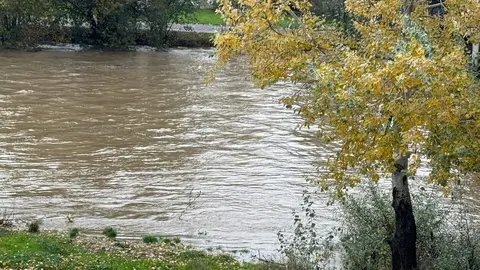La crecida del río Bernesga a su paso por la capital leonesa llevó este viernes al Ayuntamiento de León a cerrar las pasarelas peatonales que comunican ambos márgenes del cauce. Fotos: Carlos Calvo | Silvia García