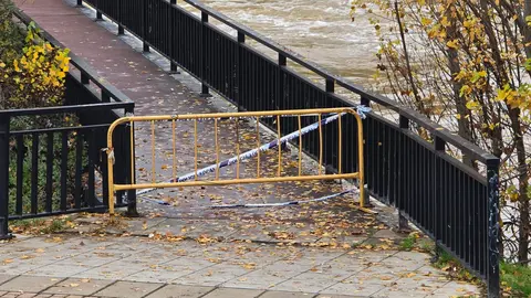 La crecida del río Bernesga a su paso por la capital leonesa llevó este viernes al Ayuntamiento de León a cerrar las pasarelas peatonales que comunican ambos márgenes del cauce. Fotos: Carlos Calvo | Silvia García