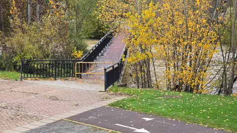 La crecida del río Bernesga a su paso por la capital leonesa llevó este viernes al Ayuntamiento de León a cerrar las pasarelas peatonales que comunican ambos márgenes del cauce. Fotos: Carlos Calvo | Silvia García