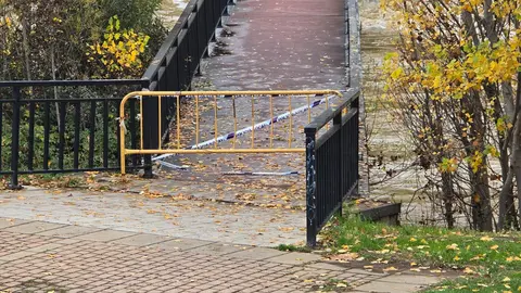 La crecida del río Bernesga a su paso por la capital leonesa llevó este viernes al Ayuntamiento de León a cerrar las pasarelas peatonales que comunican ambos márgenes del cauce. Fotos: Carlos Calvo | Silvia García