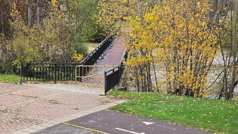 La crecida del río Bernesga a su paso por la capital leonesa llevó este viernes al Ayuntamiento de León a cerrar las pasarelas peatonales que comunican ambos márgenes del cauce. Fotos: Carlos Calvo | Silvia García