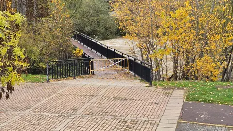 La crecida del río Bernesga a su paso por la capital leonesa llevó este viernes al Ayuntamiento de León a cerrar las pasarelas peatonales que comunican ambos márgenes del cauce. Fotos: Carlos Calvo | Silvia García