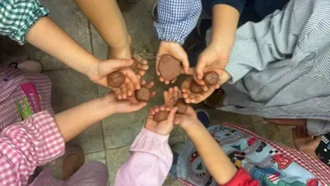 Los alumnos del CEIP Emilia Menéndez impulsan un proyecto de reforestación escolar con 'bombas de semillas'.