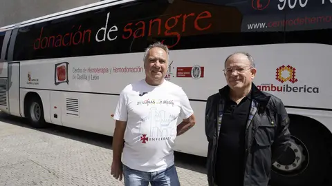 El secretario general en Hermandad de Donantes de Sangre del Bierzo y Laciana, José Miguel Álvarez (D), junto al donante varón con más donaciones del Área de Salud El Bierzo, Isaac Álvarez (I), junto al equipo móvil de donación. Foto: César Sánchez.