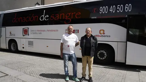 El secretario general en Hermandad de Donantes de Sangre del Bierzo y Laciana, José Miguel Álvarez (D), junto al donante varón con más donaciones del Área de Salud El Bierzo, Isaac Álvarez (I), junto al equipo móvil de donación. Foto: César Sánchez.