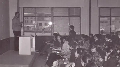 Vacariza, primer presidente de la Hermandad de Donantes de Sangre del Bierzo, durante una charla en un colegio en el año 1976. Foto: ICAL.
