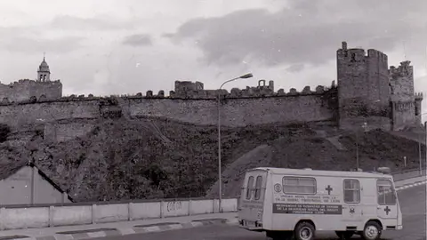 Una de las antiguas unidades móviles de extracción de la Hermandad de Donantes de Sangre del Bierzo junto al Castillo de los Templarios de Ponferrada. Foto: ICAL.