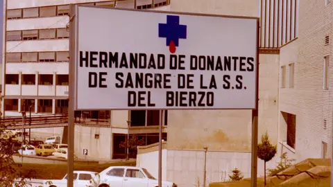 Cartel de la Hermandad de Donantes de Sangre del Bierzo junto al antiguo hospital del Bierzo. Foto: ICAL.