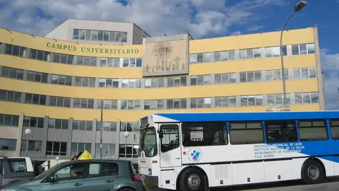 Una de las antiguas unidades móviles de extracción de la Hermandad de Donantes de Sangre del Bierzo junto al Campus Universitario, sede del antiguo hospital del Bierzo. Foto: ICAL.