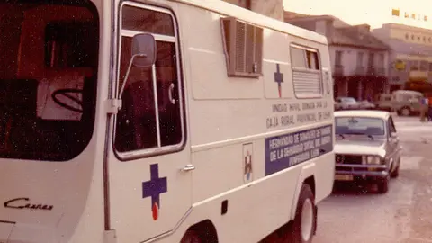 Una de las antiguas unidades móviles de extracción de la Hermandad de Donantes de Sangre del Bierzo en una calle de Ponferrada. Foto: ICAL.