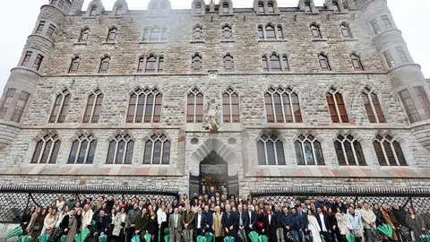 Caja Rural reúne a sus compañeros y representantes institucionales para tomar una fotografía conmemorativa del 30 aniversario de la entidad en León. Foto: Campillo.