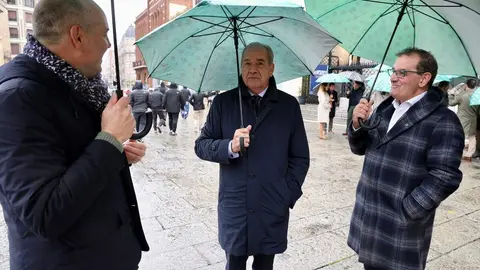 Caja Rural reúne a sus compañeros y representantes institucionales para tomar una fotografía conmemorativa del 30 aniversario de la entidad en León. Foto: Campillo.