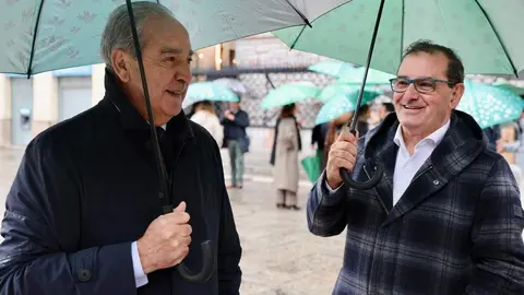 Caja Rural reúne a sus compañeros y representantes institucionales para tomar una fotografía conmemorativa del 30 aniversario de la entidad en León. Foto: Campillo.