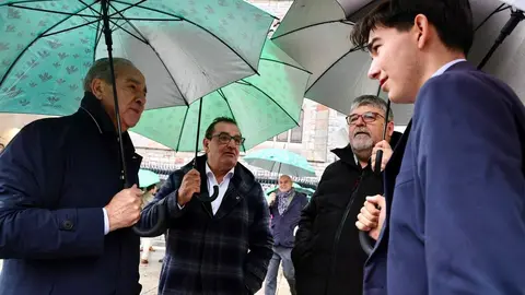 Caja Rural reúne a sus compañeros y representantes institucionales para tomar una fotografía conmemorativa del 30 aniversario de la entidad en León. Foto: Campillo.