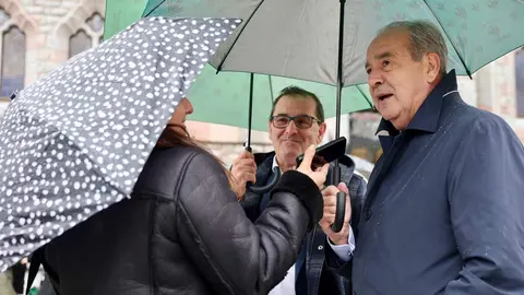 Caja Rural reúne a sus compañeros y representantes institucionales para tomar una fotografía conmemorativa del 30 aniversario de la entidad en León. Foto: Campillo.