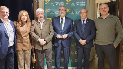 El presidente de las Cortes, Carlos Pollán, acompañó a los representantes de le entidad financiera en el encuentro conmemorativo.