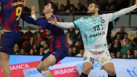 El Abanca Ademar cae con contundencia en el Palacio de los Deportes Urbano González Escapa ante un Barça completamente indomable. Foto: Isaac Llamazares.