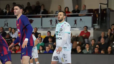 El Abanca Ademar cae con contundencia en el Palacio de los Deportes Urbano González Escapa ante un Barça completamente indomable. Foto: Isaac Llamazares.