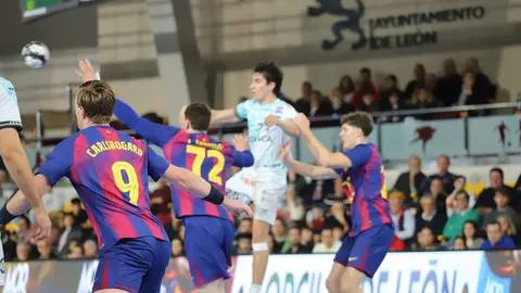 El Abanca Ademar cae con contundencia en el Palacio de los Deportes Urbano González Escapa ante un Barça completamente indomable. Foto: Isaac Llamazares.