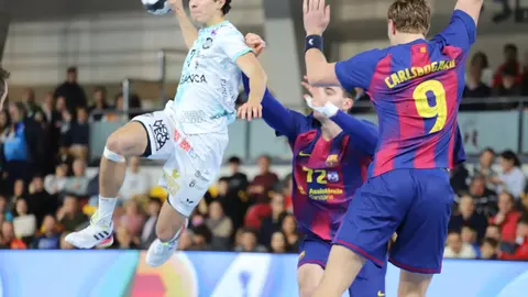 El Abanca Ademar cae con contundencia en el Palacio de los Deportes Urbano González Escapa ante un Barça completamente indomable. Foto: Isaac Llamazares.