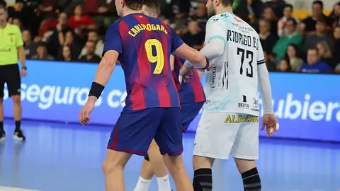 El Abanca Ademar cae con contundencia en el Palacio de los Deportes Urbano González Escapa ante un Barça completamente indomable. Foto: Isaac Llamazares.