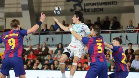 El Abanca Ademar cae con contundencia en el Palacio de los Deportes Urbano González Escapa ante un Barça completamente indomable. Foto: Isaac Llamazares.