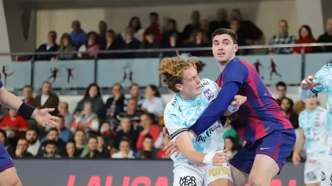 El Abanca Ademar cae con contundencia en el Palacio de los Deportes Urbano González Escapa ante un Barça completamente indomable. Foto: Isaac Llamazares.